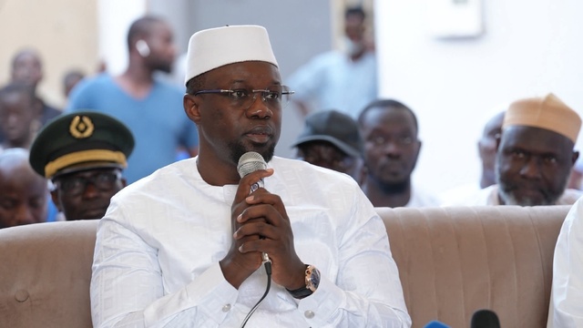 Le Premier ministre Ousmane SONKO présente ses condoléances à la famille du défunt  Lamine DIENG à Cambéréne. 