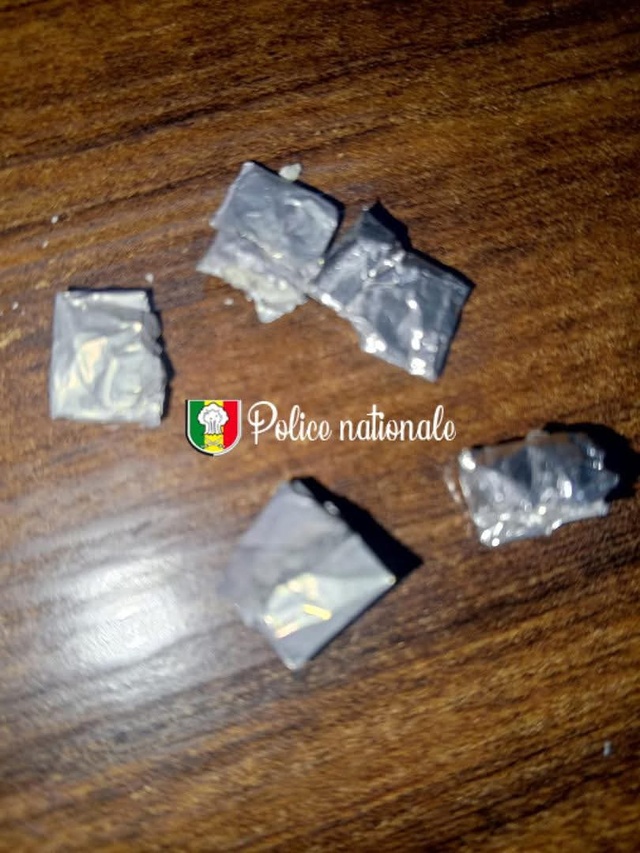 Arrestation spectaculaire à Grand Yoff – Pris en flagrant délit, il a tenté d’avaler la drogue ! Arrestation spectaculaire à Grand Yoff – Pris en flagrant délit, il a tenté d’avaler la drogue !