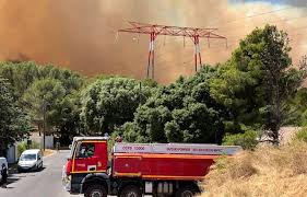Un incendie galopant aux portes de Marseille, la population invitée à se confiner Un incendie galopant aux portes de Marseille, la population invitée à se confiner