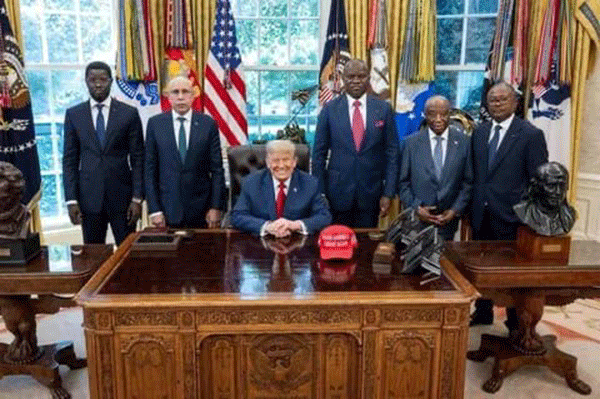 Visite à la Maison Blanche : TRUMP ET SES 5 MAJORS Visite à la Maison Blanche : TRUMP ET SES 5 MAJORS