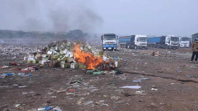 Mbour : Plus de 377 tonnes de produits alimentaires incinérées Mbour : Plus de 377 tonnes de produits alimentaires incinérées