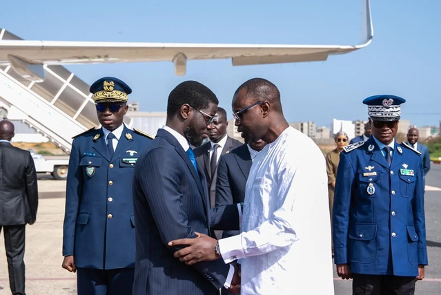 Départ pour une visite de travail au Bénin: Diomaye Faye en mission, Sonko à ses côtés Départ pour une visite de travail au Bénin: Diomaye Faye en mission, Sonko à ses côtés