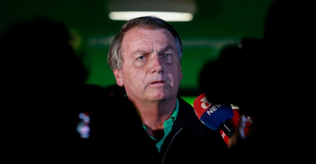 Soupçonné de vouloir fuir le Brésil, Jair Bolsonaro placé sous bracelet électronique Soupçonné de vouloir fuir le Brésil, Jair Bolsonaro placé sous bracelet électronique