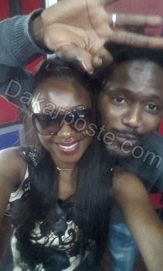 Le selfie "collé la petite" entre le chanteur Tapha Diarabi et la belle animatrice Fatim O Le selfie "collé la petite" entre le chanteur Tapha Diarabi et la belle animatrice Fatim O