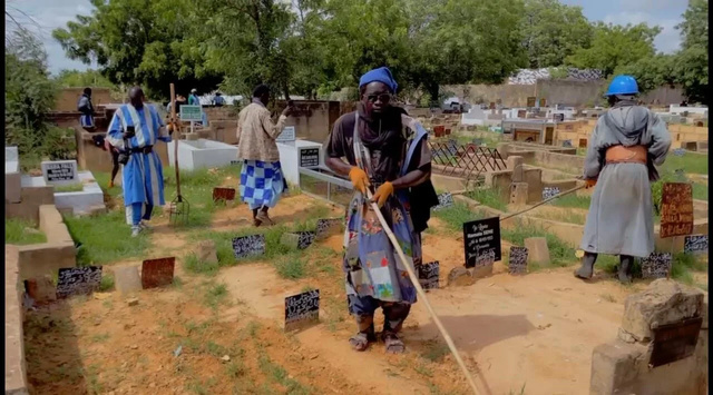 Touba : les Baay Faal ont nettoyé le cimetière de Bakhiya Touba : les Baay Faal ont nettoyé le cimetière de Bakhiya