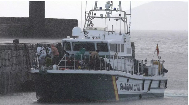 Canaries / Île de Lanzarote : 49 migrants sénégalais débarquent d'un remorqueur pour des "raisons humanitaires" Canaries / Île de Lanzarote : 49 migrants sénégalais débarquent d'un remorqueur pour des "raisons humanitaires"
