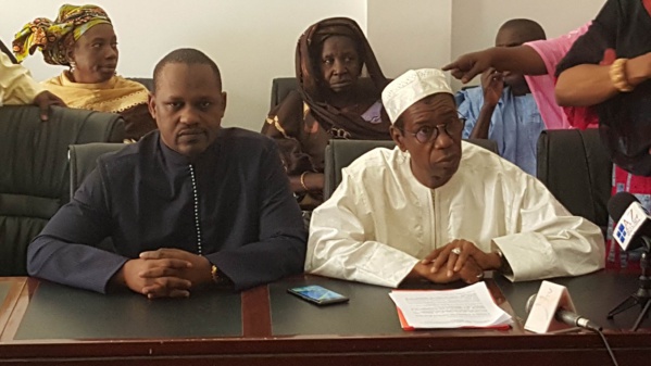 Le maire Abdoulaye Dia en tenue bleue marine à côté de M. Sow conseiller du Pr Macky Sall Le maire Abdoulaye Dia en tenue bleue marine à côté de M. Sow conseiller du Pr Macky Sall