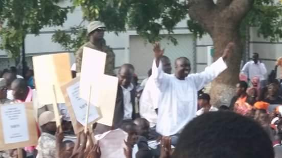 Premières images de l'incroyable caravane du front du NON à Thies. Premières images de l'incroyable caravane du front du NON à Thies.