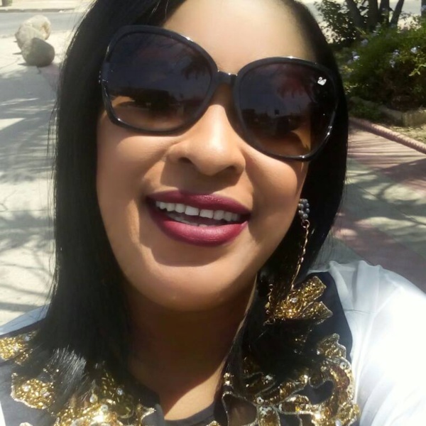 Kebs Thiam toute sublime derrière ses lunettes de soleil et son légendaire ...sourire