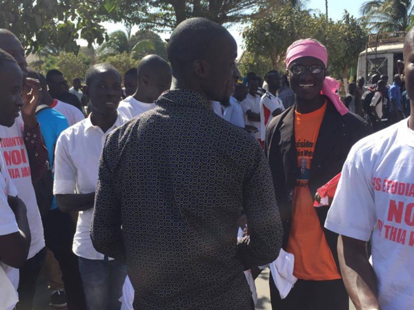 Victor Sadio Diouf du MEEL et les jeunes du front de l'opposition ratissent large à l'UCAD pour un vote  du "Non"  (images exclusives dakarposte) Victor Sadio Diouf du MEEL et les jeunes du front de l'opposition ratissent large à l'UCAD pour un vote  du "Non"  (images exclusives dakarposte)