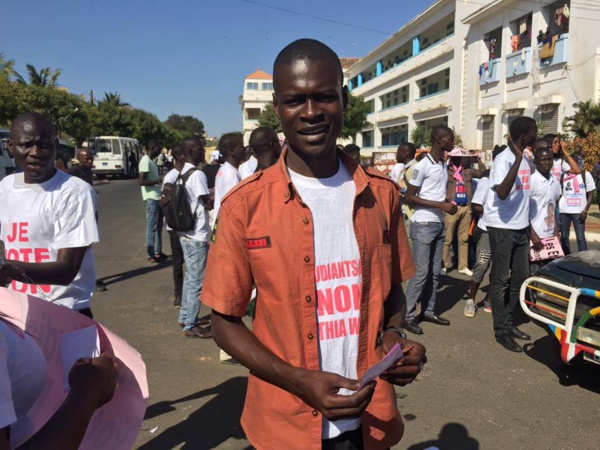 Victor Sadio Diouf du MEEL et les jeunes du front de l'opposition ratissent large à l'UCAD pour un vote  du "Non"  (images exclusives dakarposte) Victor Sadio Diouf du MEEL et les jeunes du front de l'opposition ratissent large à l'UCAD pour un vote  du "Non"  (images exclusives dakarposte)