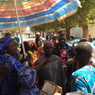 ŒUVRES SOCIALES: ABDOU KARIM SALL PROTEGE LES VENDEUSES DU MARCHÉ DE MBAO DU SOLEIL ŒUVRES SOCIALES: ABDOU KARIM SALL PROTEGE LES VENDEUSES DU MARCHÉ DE MBAO DU SOLEIL
