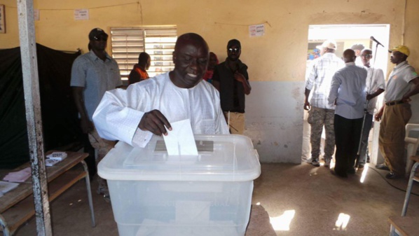 Idrissa Seck au sortir de son bureau de vote Idrissa Seck au sortir de son bureau de vote
