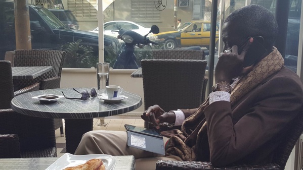 Le très réseauté Johnson Mbengue, tout le temps occupé au phone Le très réseauté Johnson Mbengue, tout le temps occupé au phone