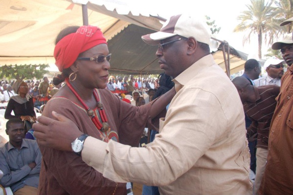 Arrêt sur image!  Cette accolade chaleureuse entre le candidat Macky Sall et le Pr Amsatou Sow Sidibé