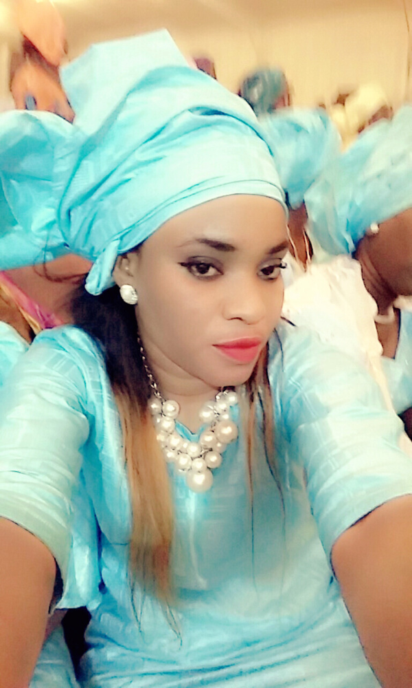 Cette dame, "Mbacké-Mbacké", est la plus fidèle souteneuse de Karim Wade à Touba Cette dame, "Mbacké-Mbacké", est la plus fidèle souteneuse de Karim Wade à Touba