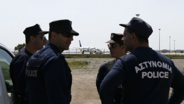 Avion EgyptAir détourné : le pilote s'est rendu, la prise d'otages a pris fin
