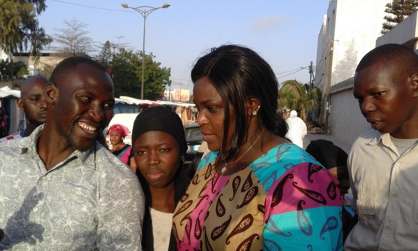 Avec une légère garde rapprochée, la Première Dame Marième Faye Sall investit le marché du "feug diaay" Avec une légère garde rapprochée, la Première Dame Marième Faye Sall investit le marché du "feug diaay"