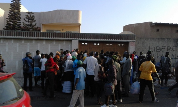 Avec une légère garde rapprochée, la Première Dame Marième Faye Sall investit le marché du "feug diaay" Avec une légère garde rapprochée, la Première Dame Marième Faye Sall investit le marché du "feug diaay"