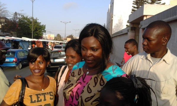 Avec une légère garde rapprochée, la Première Dame Marième Faye Sall investit le marché du "feug diaay" Avec une légère garde rapprochée, la Première Dame Marième Faye Sall investit le marché du "feug diaay"