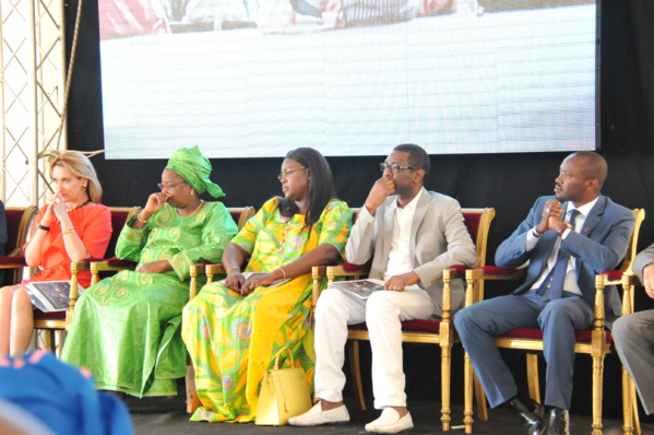 L'artiste en pleine réflexion,lors de la pose de la première pierre, a fini par trouver la bonne formule pour trouver des fonds L'artiste en pleine réflexion,lors de la pose de la première pierre, a fini par trouver la bonne formule pour trouver des fonds