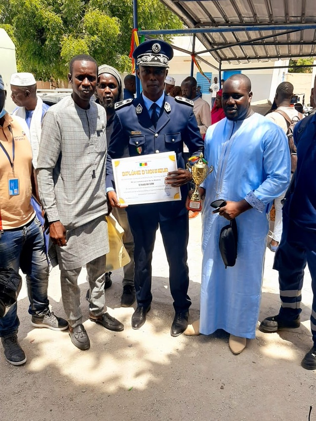 Sur l’image, le commissaire Son reçoit un diplôme d’honneur des Médinois pour services rendus à l’occasion de son départ vers un autre poste