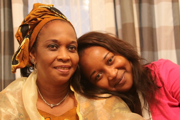 La belle complicité entre notre consoeur Diabou Bessane et sa maman! La belle complicité entre notre consoeur Diabou Bessane et sa maman!
