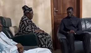 O MAAK REFEE A ROOG NDAA KAA MIÑ FA ROOG(Le vieillard n’est point Dieu, mais il a longtemps cheminé à ses côtés.)