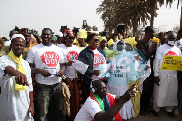 Manifestation à Dakar contre le régime de Yaya Jammeh (images) Manifestation à Dakar contre le régime de Yaya Jammeh (images)