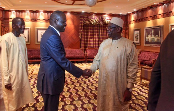 Macky Sall sur le cumul de mandats électifs : "Même les responsables de l'Apr qui ont plus de 2 mandats ne seront pas épargnés" Macky Sall sur le cumul de mandats électifs : "Même les responsables de l'Apr qui ont plus de 2 mandats ne seront pas épargnés"