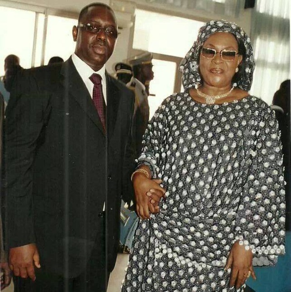 image  d'archive (le PR Macky Sall tenant la main de l'ex sénatrice Aïda Ndiongue) image  d'archive (le PR Macky Sall tenant la main de l'ex sénatrice Aïda Ndiongue)