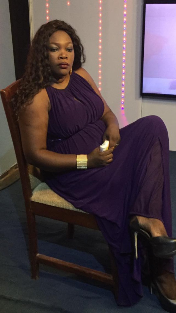 Sa GMC prend feu sur l'autoroute, Ndela Diouf soupçonne un sabotage Sa GMC prend feu sur l'autoroute, Ndela Diouf soupçonne un sabotage