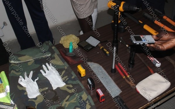 Photos - Le Commissaire Ibrahima Diop de la Dic présente le matériel saisi à la bande à Papis Konaré Photos - Le Commissaire Ibrahima Diop de la Dic présente le matériel saisi à la bande à Papis Konaré