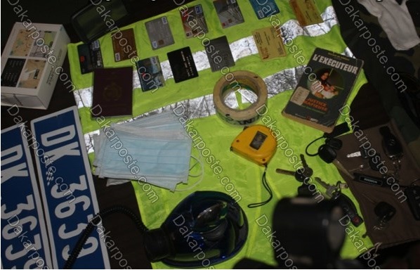 Photos - Le Commissaire Ibrahima Diop de la Dic présente le matériel saisi à la bande à Papis Konaré Photos - Le Commissaire Ibrahima Diop de la Dic présente le matériel saisi à la bande à Papis Konaré