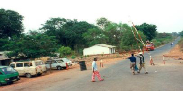 BLOCUS DE LA TRANSGAMBIENNE :  LE RÉGIME DE MACKY SALL S’ABRITE DERRIÈRE LES TRANSPORTEURS BLOCUS DE LA TRANSGAMBIENNE :  LE RÉGIME DE MACKY SALL S’ABRITE DERRIÈRE LES TRANSPORTEURS