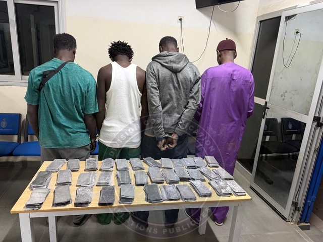 2 milliards F CFA en billets noirs saisis à Rufisque : Cinq trafiquants, dont un homme âgé, arrêtés par la BR de Keur Massar 2 milliards F CFA en billets noirs saisis à Rufisque : Cinq trafiquants, dont un homme âgé, arrêtés par la BR de Keur Massar