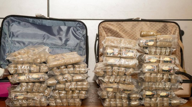 Saisie à l’AIBD : Près de 30 kg de haschich interceptés par les Douanes ! Saisie à l’AIBD : Près de 30 kg de haschich interceptés par les Douanes !