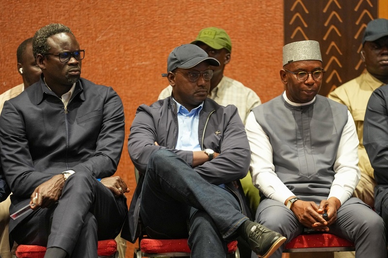 "Guerre froide" politique entre les deux têtes de l'exécutif- La surprenante réaction d'Ousmane Sonko: "Le rouleau est en marche !" "Guerre froide" politique entre les deux têtes de l'exécutif- La surprenante réaction d'Ousmane Sonko: "Le rouleau est en marche !"