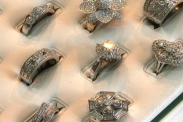 Vol de diamant : Un ancien garde du corps d'une ancienne Première dame, un policier et deux bijoutiers dans de sales draps Vol de diamant : Un ancien garde du corps d'une ancienne Première dame, un policier et deux bijoutiers dans de sales draps
