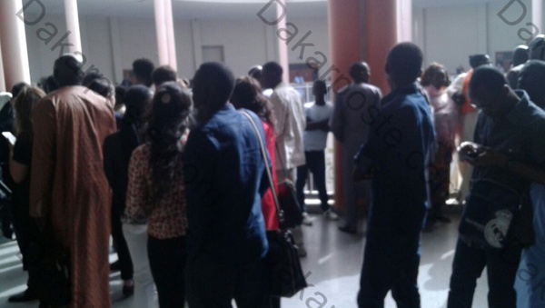 PROCES HABRE...Les images du pied de grue des journalistes et du public en attendant le verdict PROCES HABRE...Les images du pied de grue des journalistes et du public en attendant le verdict