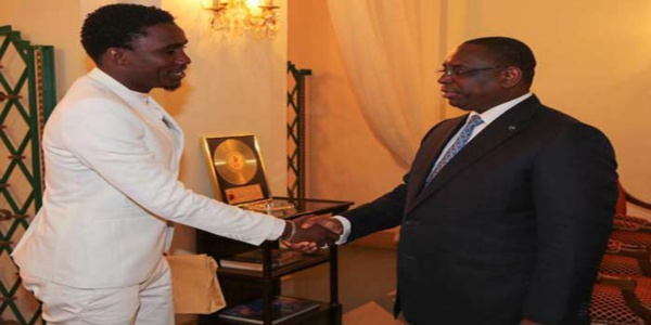 Les 50 millions de Macky remis à Waly fait jaser sur la toile Les 50 millions de Macky remis à Waly fait jaser sur la toile