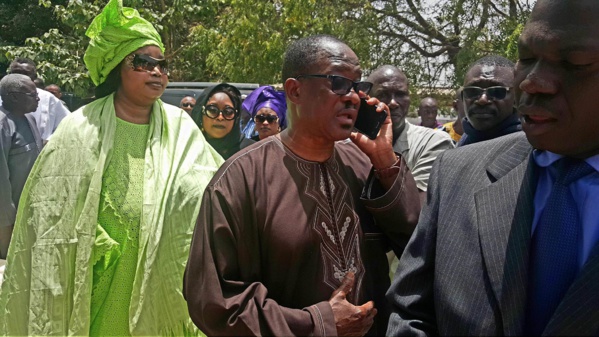 Suite des images de la levée du corps de la maman de Me Madické Niang à la morgue de l'hôpital Fann Suite des images de la levée du corps de la maman de Me Madické Niang à la morgue de l'hôpital Fann