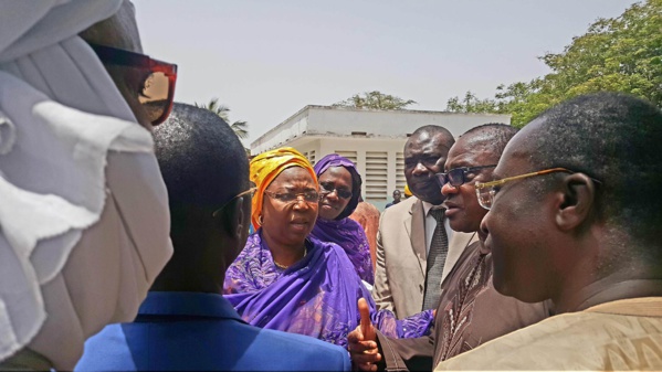 Suite des images de la levée du corps de la maman de Me Madické Niang à la morgue de l'hôpital Fann Suite des images de la levée du corps de la maman de Me Madické Niang à la morgue de l'hôpital Fann