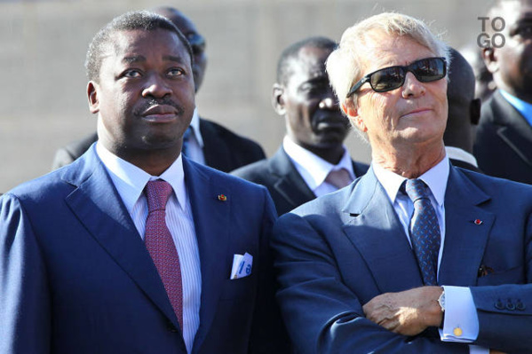 Manifestation devant la tour Bolloré contre l'accaparement de terres en Asie et en Afrique