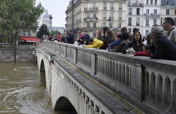 Inondations: décrue à Paris, la Normandie menacée