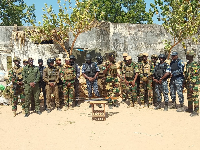 Plus de 6 tonnes de chanvre indien d'une contre-valeur de plus de 400 millions de CFA, 14 rebelles arrêtés et des armes saisies : les Armées intensifient la lutte dans le Nord Sindian (FDS TV) Plus de 6 tonnes de chanvre indien d'une contre-valeur de plus de 400 millions de CFA, 14 rebelles arrêtés et des armes saisies : les Armées intensifient la lutte dans le Nord Sindian (FDS TV)