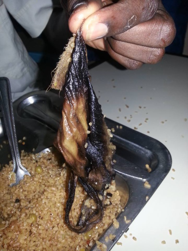 Restauration à l'UGB: des étudiants découvrent d'étranges choses dans leurs plats (Photos)