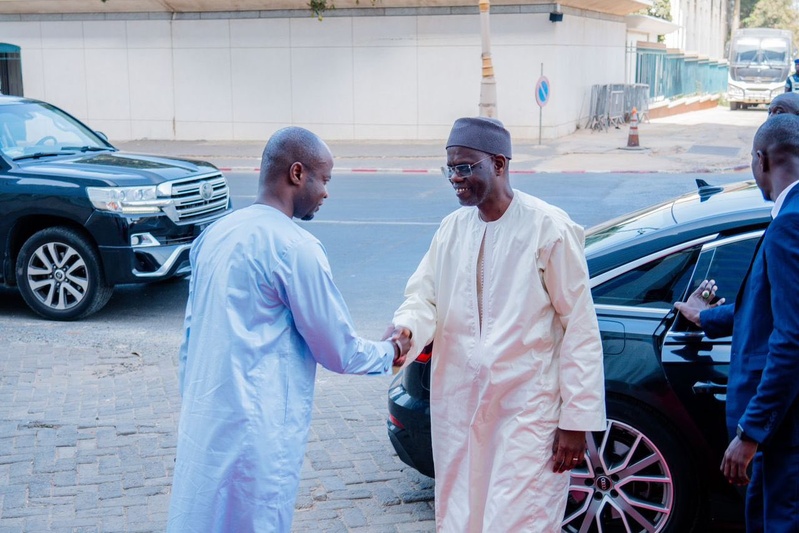 Passation de service entre le Premier ministre sortant, Ousmane SONKO et Ahmadou Al Aminou LÔ, Premier ministre entrant.