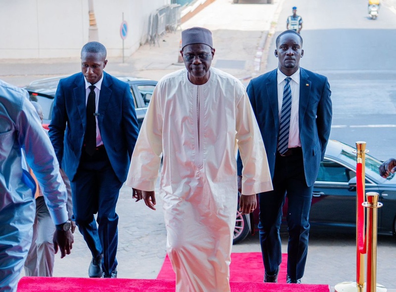 Passation de service entre le Premier ministre sortant, Ousmane SONKO et Ahmadou Al Aminou LÔ, Premier ministre entrant.