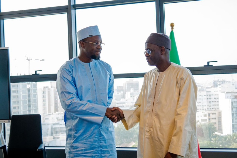 Passation de service entre le Premier ministre sortant, Ousmane SONKO et Ahmadou Al Aminou LÔ, Premier ministre entrant.